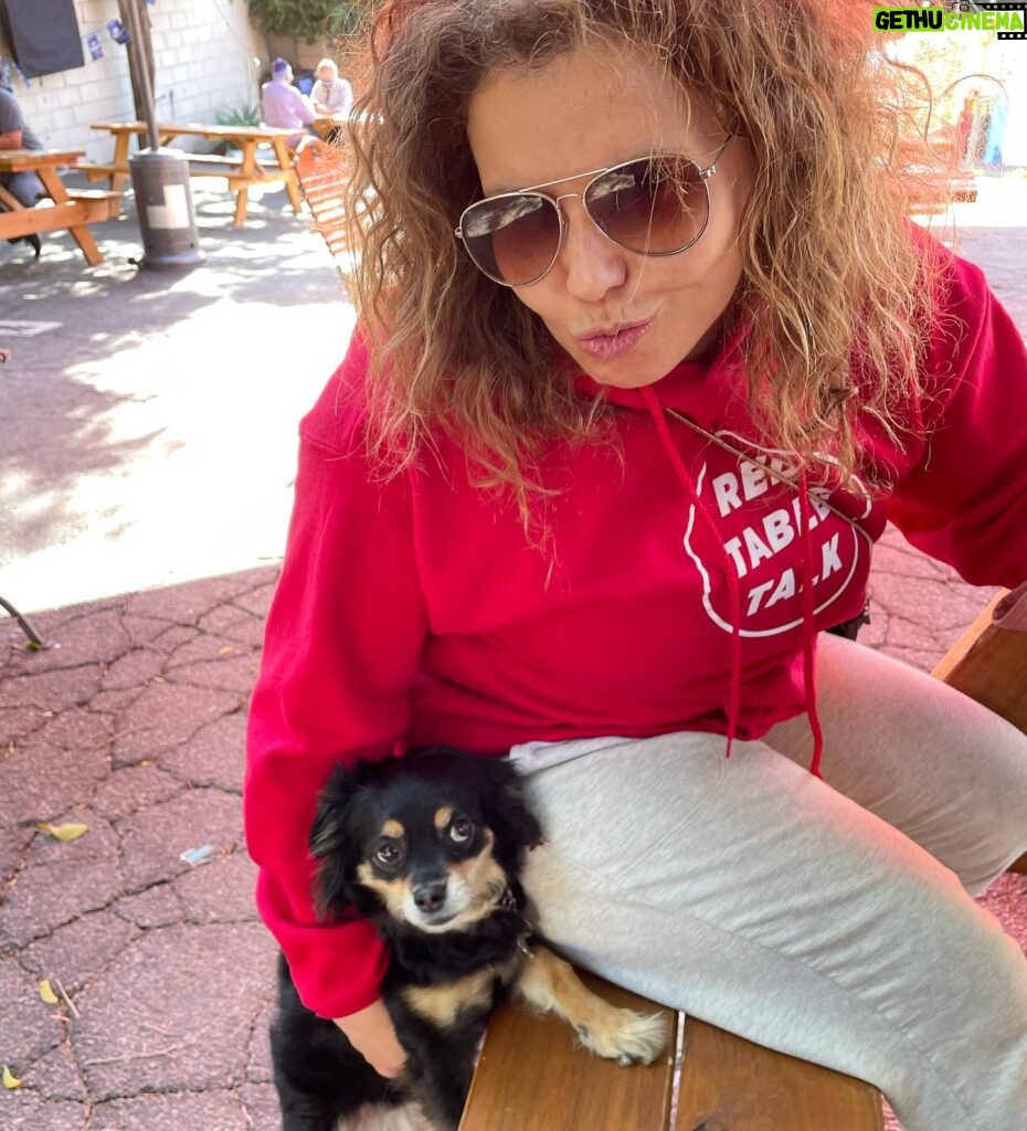 Justina Machado Instagram - Hahaha!!! Lola giving me side eye !!! How cute is my girl @clearwaterceron perrita Happy Wednesday mi Gente❤️❤️❤️❤️