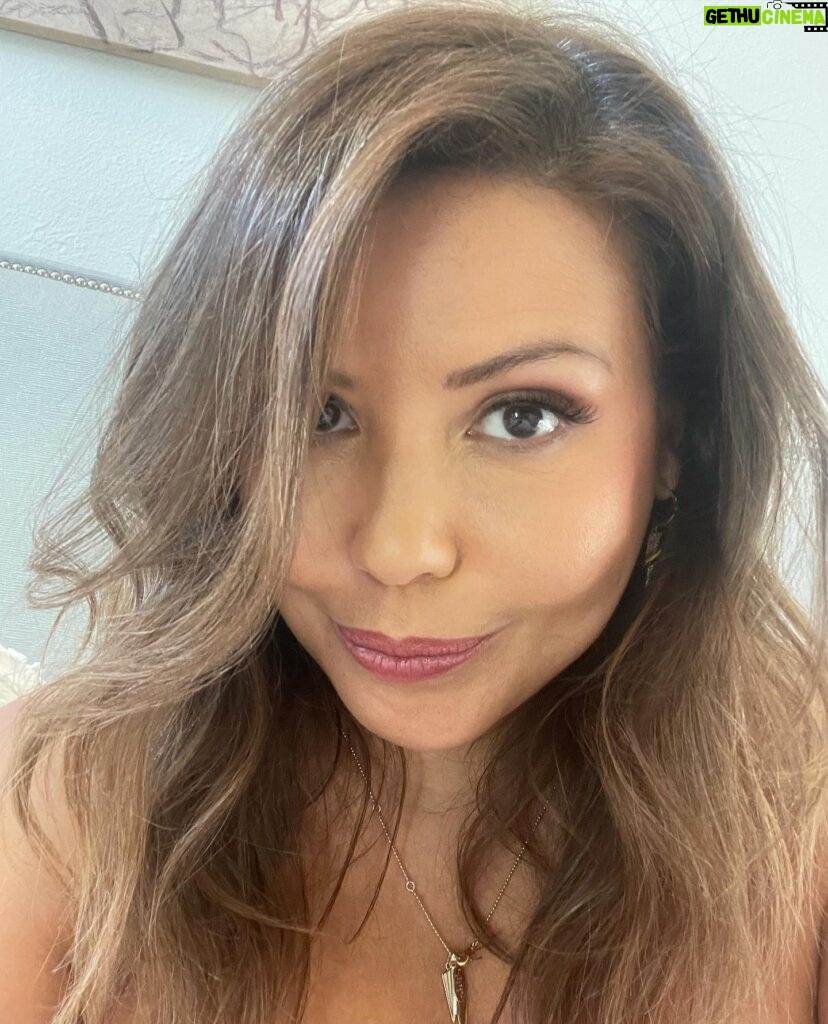 Justina Machado Instagram - Feeling the straight hair today😜😜 Happy Tuesday mi Gente!!!