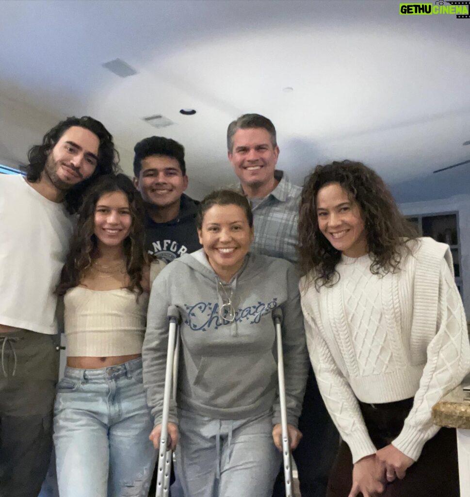 Justina Machado Instagram - With a broken ankle I traveled to Houston. I couldn’t have done it without the help of my angel brother @kenn_roman . I couldn’t miss spending Thanksgiving with these beautiful souls. I love you Romero’s!!! Familia para siempre . Happy Friday mi Gente ♥️♥️♥️