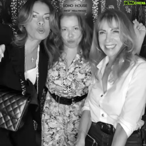 Justina Machado Instagram - Ummmm I guess that’s my signature move… it’s called I’m stuck in the 90’s!!! HELP!! 😂😂 Lunch with 2 of my favorite ladies. I love you Reina!! I love you Lisa Vidal ♥️♥️♥️ Happy Friday mi Gente