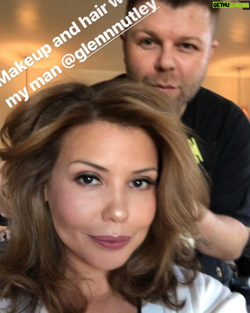 Justina Machado Instagram - #tbt getting ready for something with the fabulous @glennnutley . Happy Thursday mi GENTE!!! ❤️❤️