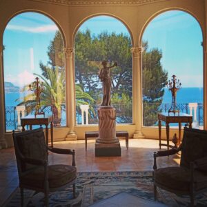 Justine Le Pottier Instagram - J'aime bien ici
.
.
.
.
.
.
.
#villarothschild #frenchriviera #saintjeancapferrat
