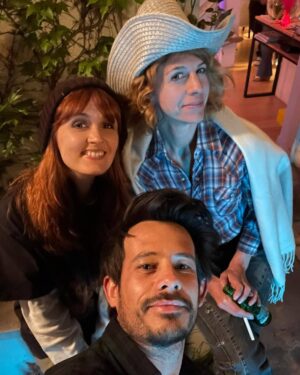 Justine Le Pottier Instagram - Ce weekend on a tourné PROMO 2000, le prochain court métrage de @paul_._lapierre & @juliettetresanini . Pour la petite histoire, on s'est rencontré avec Juliette et Paul sur les bancs du cours Florent et on a toujours le même plaisir à tourner ensemble 🙏🙏 🙏 Merci les copains ❤️ 
Et en cadeau, une photo de @julienpestel dans un style grunge des années 90 👍@juliettetresanini