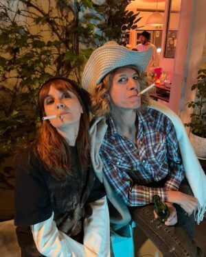 Justine Le Pottier Instagram - Ce weekend on a tourné PROMO 2000, le prochain court métrage de @paul_._lapierre & @juliettetresanini . Pour la petite histoire, on s'est rencontré avec Juliette et Paul sur les bancs du cours Florent et on a toujours le même plaisir à tourner ensemble 🙏🙏 🙏 Merci les copains ❤️ 
Et en cadeau, une photo de @julienpestel dans un style grunge des années 90 👍@juliettetresanini