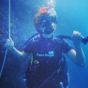 Justine Le Pottier Instagram - Deep blue 🐟🐙🦈🐠🦐🦀
.
.
.
.
.
.
.
.
#diving #kohtao #plongeesousmarine #plongee #thailand #thailande #holidays #vacances #franceplongee