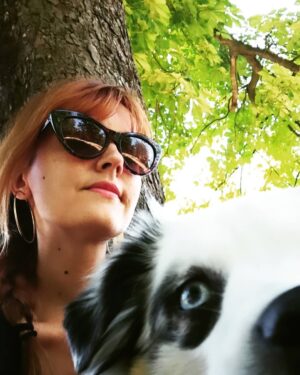 Justine Le Pottier Instagram - Cet animal très mignon n'est pas un panda mais bien le chien @oona_miniaussie en promenade au bois de Vincennes