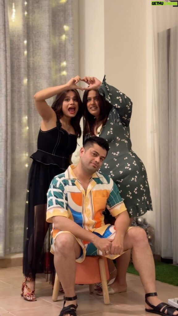 Jyotica Tangri Instagram - We protect each other, we are there for each other and most of all we love each other. So grateful for you guys ❤️ @pulkittangri @renei__malhotra @jyoticatangri