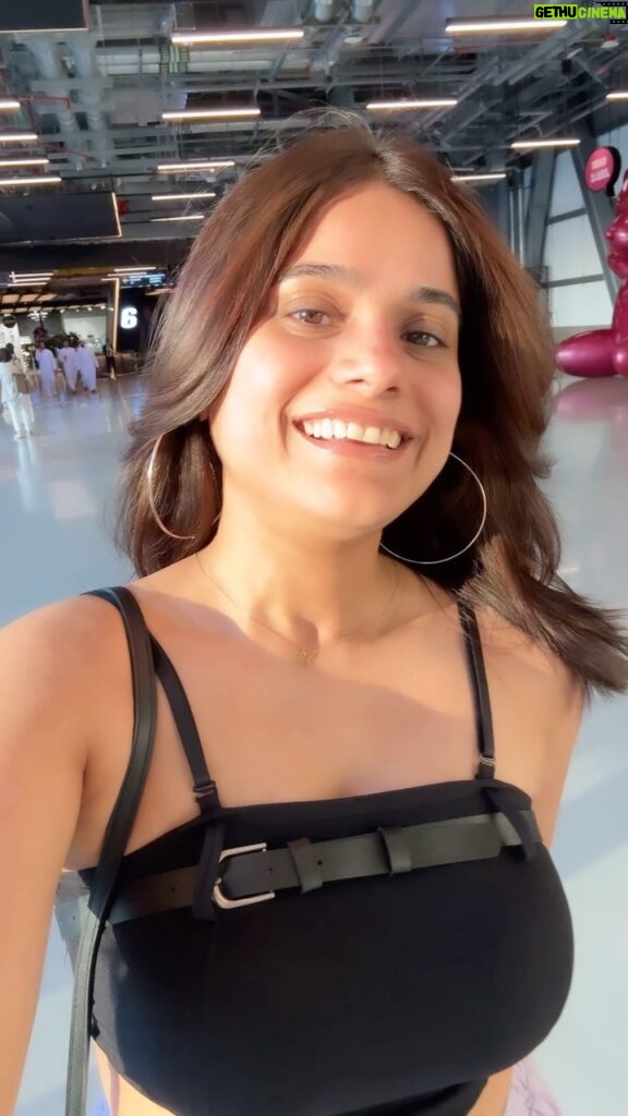 Jyotica Tangri Instagram - Kaisa laga new look!😋 I was so scared to cut it short🤓 Tell me in the comments sahi kiya ya galat #blendbadahidhaakad #pallolatke #jtmusic #jyoticatangri #jt #jtsongs #newlook #haircut