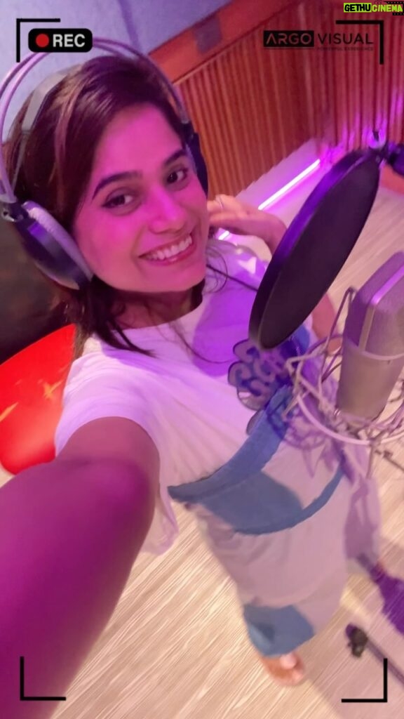 Jyotica Tangri Instagram - I live for days like these😋 #Jt #jtsongs #recording #singer #jyoticatangri #jtpunjabdiye #jattTejuliet 😍