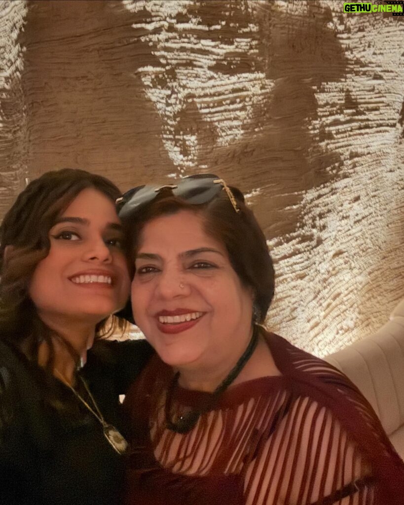 Jyotica Tangri Instagram - About last night @bastianmumbai with the b day girl 😇 mummaa @bhawana_neelam #Jyoticatangri #jt