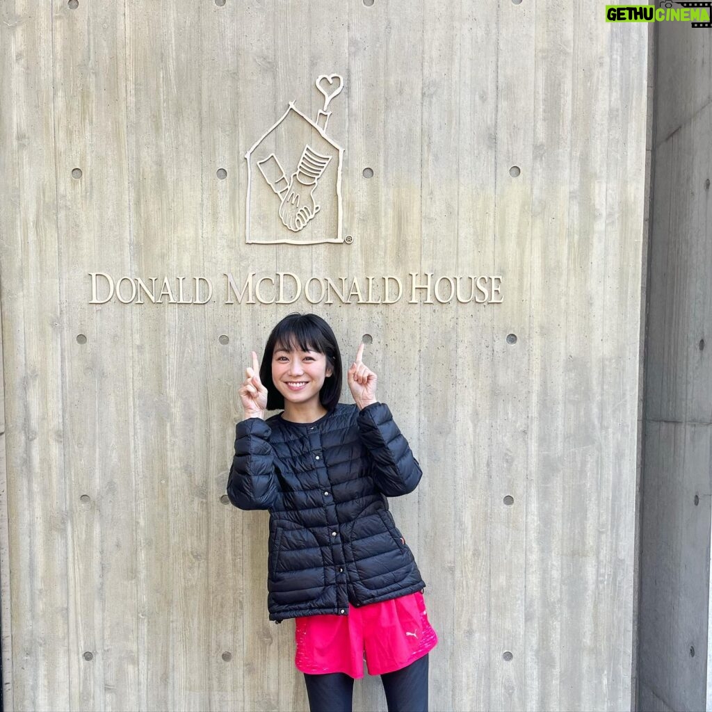 Kaho Takada Instagram - 明日東京マラソン本番なのに 遠足前日ワクワクで寝られない子供現象､起きている。 怖いけど9.5割楽しみなのは 何事もどうなるんだろうの好奇心🫀 いつだって突き動かされるのは好奇心🫀 前日なので前日までの記憶を辿ろうう✏︎ 走る事以外にも今年も ドナルド•マクドナルド•ハウスにお邪魔した。 ハウスは病気と向き合う子供達が安心して 家族とも暮らせる一時的なお家🏡 募金のおかげで徐々に増えていってるそう~~ その中でも東大ハウスはミッフィが沢山いて､安心できる工夫が沢山あって､1冊の日記が置いてあった。 部屋に1冊､寄せ書きみたいに自由に書けるみたい。 その部屋を借りた家族が今日はこう言う事がありましたと思い思いに綴っていて､1人じゃないからねという優しさとか､そっと包み込んでくれる弱音とか､次にそこを借りる家族の心に繋がるんだろうなって思ったりした☺︎ そんな施設があって､ ボランティアさんもいて､ 募金活動をしていて､ 沢山知ってもらえる明日になりますように🌷 #チームdmhc#チーム北澤