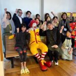 Kaho Takada Instagram - 明日東京マラソン本番なのに 遠足前日ワクワクで寝られない子供現象､起きている。 怖いけど9.5割楽しみなのは 何事もどうなるんだろうの好奇心🫀 いつだって突き動かされるのは好奇心🫀 前日なので前日までの記憶を辿ろうう✏︎ 走る事以外にも今年も ドナルド•マクドナルド•ハウスにお邪魔した。 ハウスは病気と向き合う子供達が安心して 家族とも暮らせる一時的なお家🏡 募金のおかげで徐々に増えていってるそう~~ その中でも東大ハウスはミッフィが沢山いて､安心できる工夫が沢山あって､1冊の日記が置いてあった。 部屋に1冊､寄せ書きみたいに自由に書けるみたい。 その部屋を借りた家族が今日はこう言う事がありましたと思い思いに綴っていて､1人じゃないからねという優しさとか､そっと包み込んでくれる弱音とか､次にそこを借りる家族の心に繋がるんだろうなって思ったりした☺︎ そんな施設があって､ ボランティアさんもいて､ 募金活動をしていて､ 沢山知ってもらえる明日になりますように🌷 #チームdmhc#チーム北澤