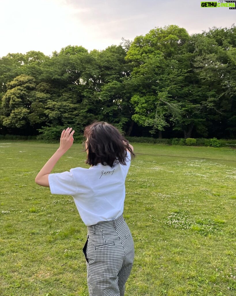 Kaho Takada Instagram - GW終わり。 どんな休日過ごしました？ 私は欲しいものが沢山出てきたよよ☺︎ ケータイ､イヤフォン､ヘッドフォン､サングラス､ まだまだまだまだまだ物欲の5月。 マスカラはこだわりブルー🫐 このTシャツ着れる季節来たっ