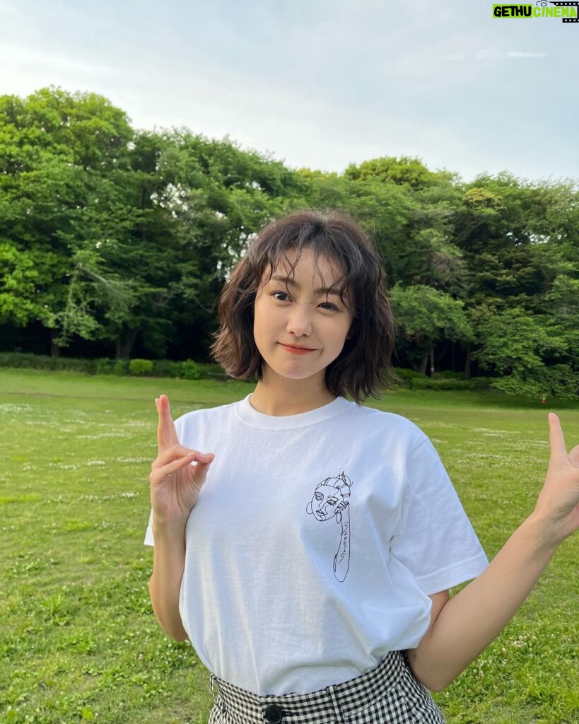 Kaho Takada Instagram - GW終わり。 どんな休日過ごしました？ 私は欲しいものが沢山出てきたよよ☺︎ ケータイ､イヤフォン､ヘッドフォン､サングラス､ まだまだまだまだまだ物欲の5月。 マスカラはこだわりブルー🫐 このTシャツ着れる季節来たっ