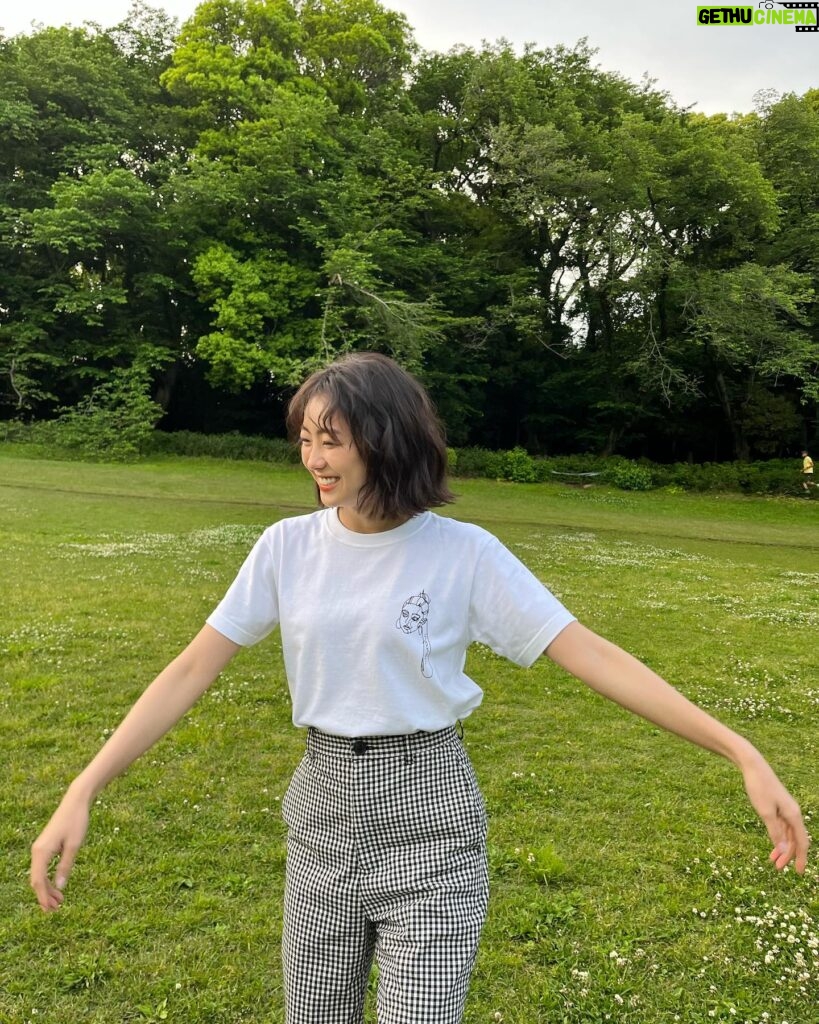 Kaho Takada Instagram - GW終わり。 どんな休日過ごしました？ 私は欲しいものが沢山出てきたよよ☺︎ ケータイ､イヤフォン､ヘッドフォン､サングラス､ まだまだまだまだまだ物欲の5月。 マスカラはこだわりブルー🫐 このTシャツ着れる季節来たっ