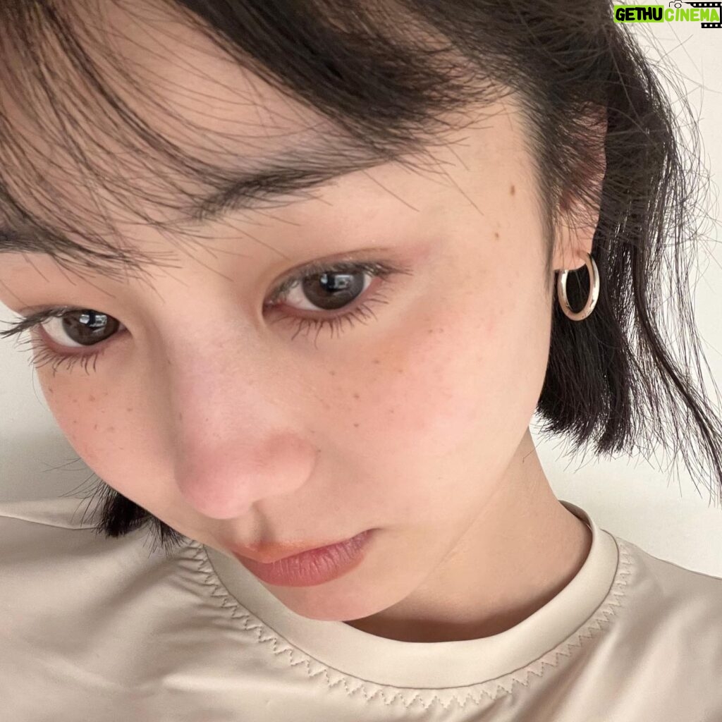 Kaho Takada Instagram - お気に入りピアス付けてそばかす付けて まつ毛ビューラーせず伏目がちだるさ出して🦒 楽しむ事を諦めない！ #Aletta#gift#thankyou#♡