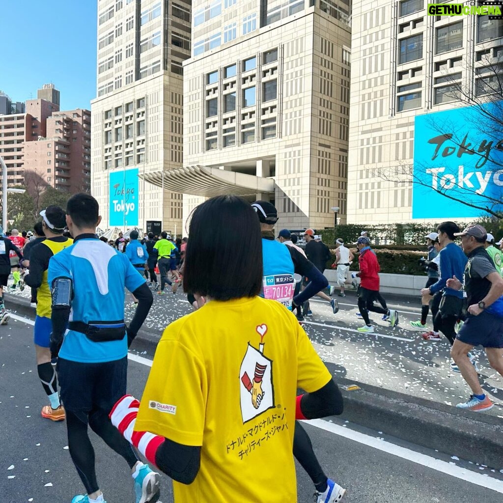 Kaho Takada Instagram - 今だにあの日に取り残されてる､濃厚な日。 決めた､来年も走りたい🐛ホノルルも🐛 目標サブ5､目指せ4時間台~~ 最近ランチューバーずっっと見てるワハハ #東京マラソン2024 #ネットタイム5時間6分 #自己ベスト45分更新 #応援ありがとうございました☺︎