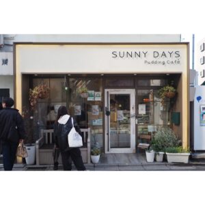 Kailene Falls Instagram - Sakura Pudding
🌸🍮桜プリン🍮🌸

Sakura desserts are some of my very favorite to paint! This year, I visited “Sunny Days Pudding Cafe ( @sunnydays_pudding ) in Ikebukuro, Tokyo after seeing their cute seasonal sakura pudding on an Instagram Reel. While Japanese pudding is generally similar to flan, this pudding was based off a different style of pudding called “milk pudding.” Instead of egg to thicken as a thickening agent, simple gelatin and milk are combined, allowing for a silky texture with a mild milk flavor that makes an easy base for other flavors… in this case, cherry blossom! Of course I ordered the pudding alongside a sakura float for a perfect spring afternoon dessert!

桜スイーツを描くのが大好き！今年は池袋の @sunnydays_pudding をインスタグラムで発見して、季節限定の桜プリンを食べに行きました。ミルクプリンがベースだったので、パンチが強い桜味をまろやかにしてくれて、絶妙な場ならす！もちろん、店の桜フロートも頼んだので、完璧な春のアフタヌーンスイーツ！