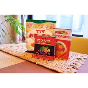 Kailene Falls Instagram - Studio Ghibli: Sakuma Drops (From Grave of the Fireflies)
スタジオジブリ: サクマドロップス（火垂るの墓より）

FOOD ART MONTHLY CHALLENGE: Candy/Chocolate from Your Country (Rules Below)

I’ve been wanting to paint realistic food from a variety of movies by the Japanese animation studio “Studio Ghibli.” These are the Sakuma Drops candy from the film “Grave of the Fireflies,” which follows two orphans in Japan after WWII. It is absolutely the saddest movie I’ve ever watched, but it’s such an important film that I think everyone should watch it at least once. The interaction between the characters and these candies always stuck in my head, and when I rewatched it, I realized that these candies play a very symbolic role across the whole film. I first watched the movie in high school, but I watched it again last night before posting it… and needed so many tissues. 

Originally made in 1908, Sakuma drops are only sold in bags now, but they used to be sold in cans. Ghibli released the can design from the film, and I managed to buy it in an online auction for this artwork. Hopefully I can create more Ghibli-themed artwork this year!

結構前から、ジブリ映画の食べ物をリアルタッチで描きたくて、こちらが1枚目になります。「火垂るの墓」で登場するサクマドロップスです。人生でみた映画の中で最も悲しい映画でしたが、みんな一度見るべきだと思います。高校生の時に初めて観たのですが、ドロップスのシーンがとても印象に残って、改めて観た時、ドロップはシンボルとして何回も出てきて意味深いですね。投稿する前にもう一度映画を観ることにしましたが、やっぱり合泣きでしたね。

1908年に販売が始まったサクマドロップスは今缶入りの販売が終わっているようですが、メルカリで映画の時に出したドロップス缶を見つけて、この絵のために購入しました。今年、他のジブリの作品を作れるように！

FOOD ART MONTHLY CHALLENGE: Candy/Chocolate from Your Country
🇺🇸🇮🇳🇪🇪🇹🇭🇹🇼🇬🇧🇻🇳🇯🇵🇲🇴🇮🇩

◆Challenge Rules◆

1. Submit a CANDY/CHOCOLATE illustration from your home country or country of residence between 3/20 11:00 and 3/22 11:00 GMT.

2. Tag @foodartmonthly ON THE IMAGE, use the hashtag #foodartmonthly when posting, and mention your country and food name.

3. Include the rules slide (Slide 7 in this post)

4. Check posts tagging @foodartmonthly and share at least 3 of your favorite submissions to your IG stories!

Featured Host Artists

① 🇺🇸 @itadaki_yasu- USA
② 🇮🇳 @pavankapoor21art - India
③ 🇪🇪 @katariinapurru - Estonia
④ 🇹🇭 @vanont - Thailand
⑤ 🇹🇼 @beta_painting - Taiwan 
⑥ 🇬🇧 @abbeyandbear - UK
⑦ 🇻🇳 @phanh_phanh_0717 - Viet