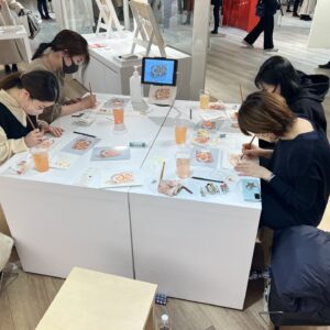 Kailene Falls Instagram - 初めての個展！
My First Solo Exhibition
(English Below)

14日まで、大阪阪神百貨店の梅田本店にて、初めての個展が開催中です！展示販売の作品が60点、そのうちにいちごテーマのとのが23点あります。そして、グッズ販売、サイン入りの本、水彩フードイラストのワークショップも！

大阪まで来られない方は、電話にてもオーダーできます。「06-6345-1202」までにお問い合わせください。またこちらでメッセージを送ってください！フレーム代込みで2.5〜4.8万円で販売しています。

そしてワークショップですが、昨日と今日は満席でしたが、日曜日はまだ空きがあります。16時半〜19時ですので、ご興味ある方はメッセージを送ってください！

I’m in Osaka holding my first exhibition until Feb. 14th at the Hanshin Department Store in Umeda! I’m showing/selling 60 pieces including 23 strawberry themed artworks. There are also artist goods and workshops!

Shipping of artworks is only available within Japan, but if you are in Japan and are interested, send me a message and I can guide you through the online payment process at the department store.

The Sunday workshop still has openings as well, so send me a message if interested!
