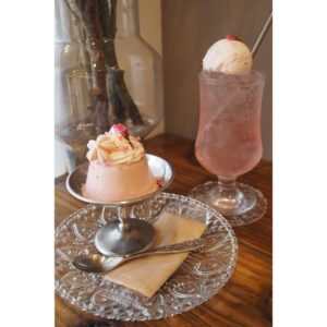Kailene Falls Instagram - Sakura Pudding
🌸🍮桜プリン🍮🌸

Sakura desserts are some of my very favorite to paint! This year, I visited “Sunny Days Pudding Cafe ( @sunnydays_pudding ) in Ikebukuro, Tokyo after seeing their cute seasonal sakura pudding on an Instagram Reel. While Japanese pudding is generally similar to flan, this pudding was based off a different style of pudding called “milk pudding.” Instead of egg to thicken as a thickening agent, simple gelatin and milk are combined, allowing for a silky texture with a mild milk flavor that makes an easy base for other flavors… in this case, cherry blossom! Of course I ordered the pudding alongside a sakura float for a perfect spring afternoon dessert!

桜スイーツを描くのが大好き！今年は池袋の @sunnydays_pudding をインスタグラムで発見して、季節限定の桜プリンを食べに行きました。ミルクプリンがベースだったので、パンチが強い桜味をまろやかにしてくれて、絶妙な場ならす！もちろん、店の桜フロートも頼んだので、完璧な春のアフタヌーンスイーツ！