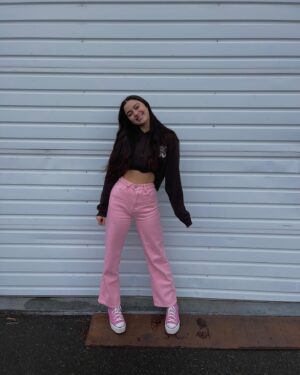 Kailia Posey Instagram - Eu irei te amar para sempre 
#444 💗
.
.
.
.
📸- @_katerice__ 
#prettyinpink #converse #pink #blushing #stillgetbutterflieswheniseehim #illbeback #beyou #pageants #portuguese #ily