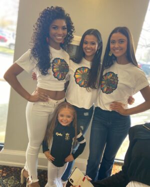 Kailia Posey Instagram - 11-and up mega ultimate grand supreme!!!🥰❤️ another great week❤️
.
.
.
.
#photography #pageantlife #confidence #contortion #bff #cambriescourt #yeezy #kailia #awesome #winningmindset #thebestisyettocome