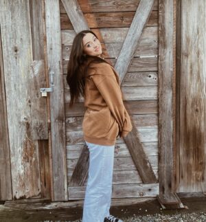 Kailia Posey Instagram - 💗😽
.
.
.
.
.
📸- @kalichanik 
#barndoor #lynden #bekind #smile #livingmybestlife #mindset #happy #beyou #mindyourbusiness #msteen #washington