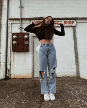 Kailia Posey Instagram - mwah😽
.
.
.
.
📸- @kalichanik 
 #smalltown #lynden #betterthings #fun #friends #contortion #workout #pageants #kailia #smile #justlivin
