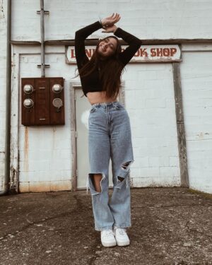 Kailia Posey Instagram - mwah😽
.
.
.
.
📸- @kalichanik 
 #smalltown #lynden #betterthings #fun #friends #contortion #workout #pageants #kailia #smile #justlivin