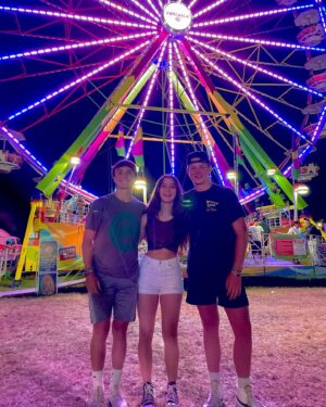 Kailia Posey Instagram - 🎡
.
.
.
.
.
@isaiahoudman & @jaydinoaks are getting that pageant pose down👏🏼
📸 - @kalichanik 
🕺🏻 - @lucy.kisena 
#fair #statefair #bffs #lyndenfair #pagenats #contortion #lights #summer #nike