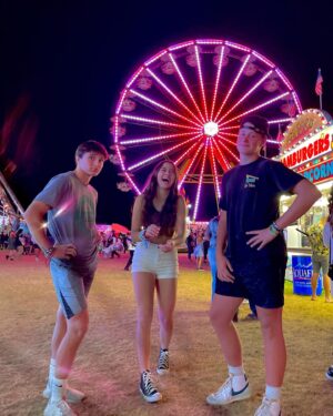 Kailia Posey Instagram - 🎡
.
.
.
.
.
@isaiahoudman & @jaydinoaks are getting that pageant pose down👏🏼
📸 - @kalichanik 
🕺🏻 - @lucy.kisena 
#fair #statefair #bffs #lyndenfair #pagenats #contortion #lights #summer #nike