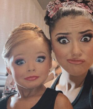 Kailia Posey Instagram - Happy birthday to my BFF, twin, sister, and champ! Miss you tons girl have a great day🤍 @kynlee_heiman 
.
.
.
#twins #sisters #champs #bff #cuite #cambriescourt #pageantlife #contortion #love