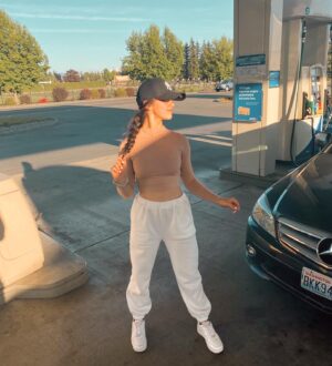 Kailia Posey Instagram - A golden state of mind👑
📸- @is_that_kai 
.
.
.
#imbored #lol #contortion #gasstation #golden #mind #bepositive #beanicehuman #love #newyorkyankees #hats #beyou #pageants #cambriescourt
