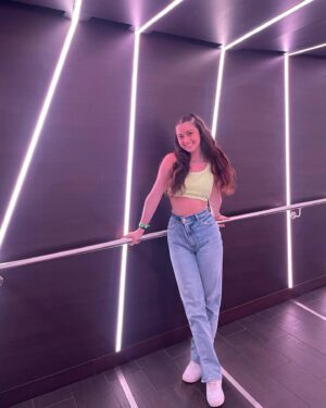Kailia Posey Instagram - hola 👋🏻 
.
.
.
.
📸 - @bianchaa.a 
#cruise #cruiseship #fun #burned #tan #springbreak2022 #friends #morepicstocome #cool #coollights #thrivin #love