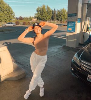 Kailia Posey Instagram - A golden state of mind👑
📸- @is_that_kai 
.
.
.
#imbored #lol #contortion #gasstation #golden #mind #bepositive #beanicehuman #love #newyorkyankees #hats #beyou #pageants #cambriescourt