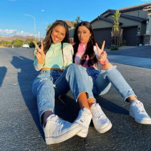 Kailia Posey Instagram - ⚡️power rangers or highlighters ⚡️
.
.
.
.
.
Swipe left💚💓 
#powerrangers #highlighters #bff #kailia #contortion #pageants #pageantsisters #sistersister #bestiesforlife #mygirl #green #pink #nike #airforce1