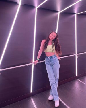 Kailia Posey Instagram - hola 👋🏻 
.
.
.
.
📸 - @bianchaa.a 
#cruise #cruiseship #fun #burned #tan #springbreak2022 #friends #morepicstocome #cool #coollights #thrivin #love