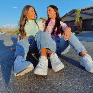 Kailia Posey Instagram - ⚡️power rangers or highlighters ⚡️
.
.
.
.
.
Swipe left💚💓 
#powerrangers #highlighters #bff #kailia #contortion #pageants #pageantsisters #sistersister #bestiesforlife #mygirl #green #pink #nike #airforce1
