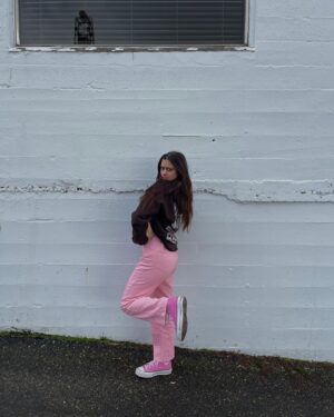 Kailia Posey Instagram - Eu irei te amar para sempre 
#444 💗
.
.
.
.
📸- @_katerice__ 
#prettyinpink #converse #pink #blushing #stillgetbutterflieswheniseehim #illbeback #beyou #pageants #portuguese #ily