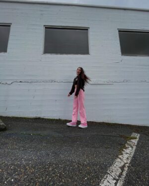 Kailia Posey Instagram - Eu irei te amar para sempre 
#444 💗
.
.
.
.
📸- @_katerice__ 
#prettyinpink #converse #pink #blushing #stillgetbutterflieswheniseehim #illbeback #beyou #pageants #portuguese #ily