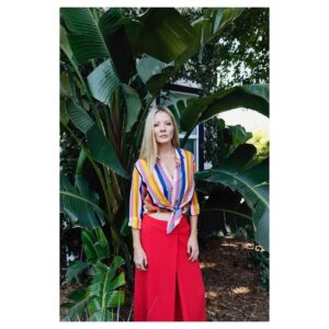 Kaitlin Doubleday Instagram - I’m not a regular mom...I’m a cool mom. Just kidding! I’m a regular mom...but I look kinda cool in this photo so I’m gonna POST THAT SHIT! #select7 #onepersonsevendays #theselectguest
