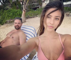 Kaitlyn Leeb Instagram - With Hot Daddy sans enfants🌴