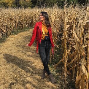 Kaitlyn Leeb Instagram - Original fall photo... 🍁