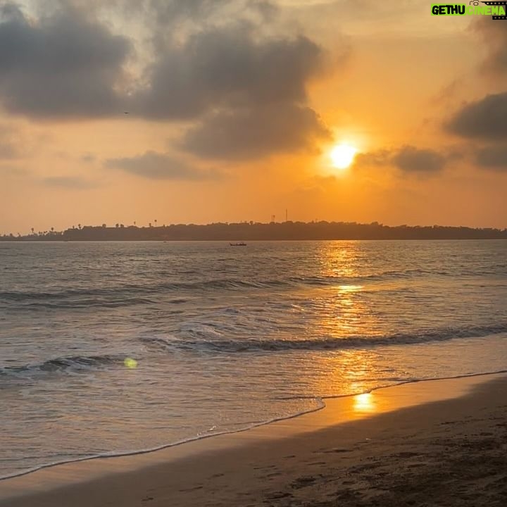 Kajal Sharma Instagram - Golden hour 🌅 . . . . #sunset #sunsetphotography #beach #photodump #explore