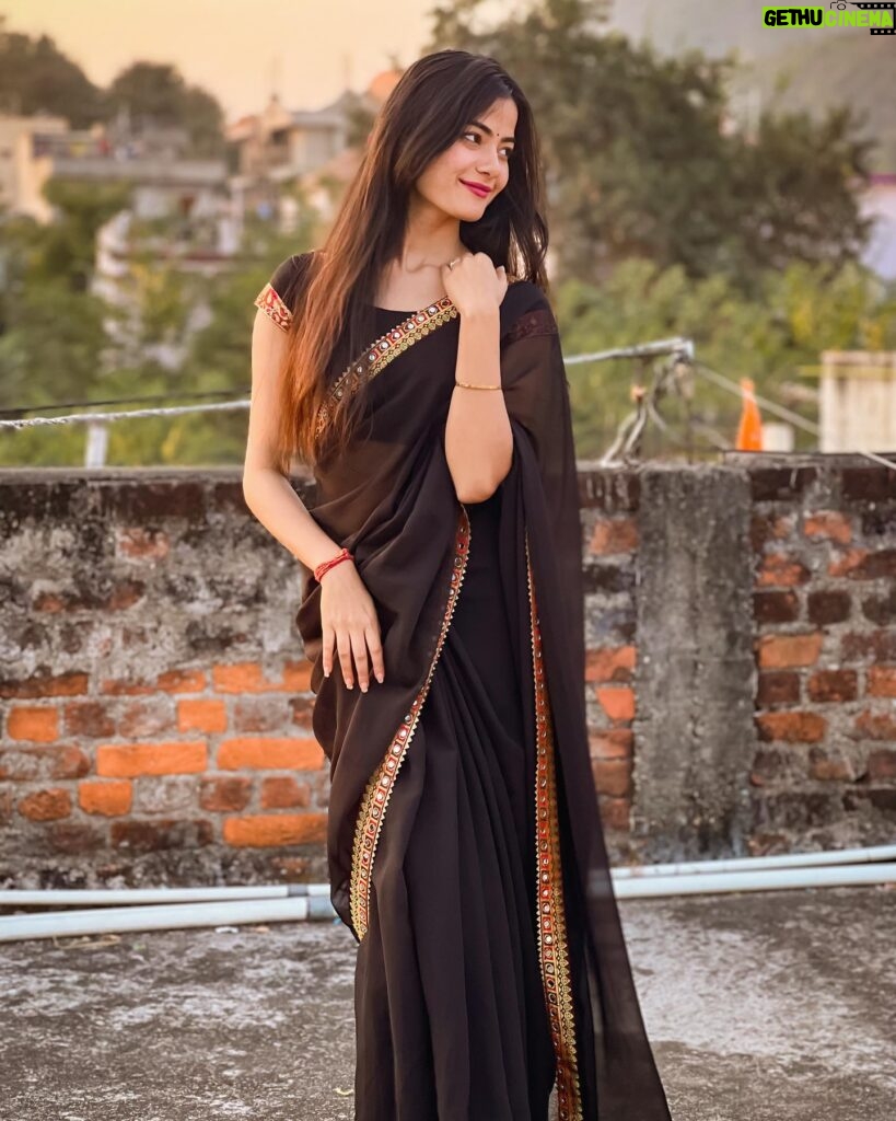 Kajal Sharma Instagram - 🖤 . . . . . . . #photography #indianwear #saree #blacksaree #explore