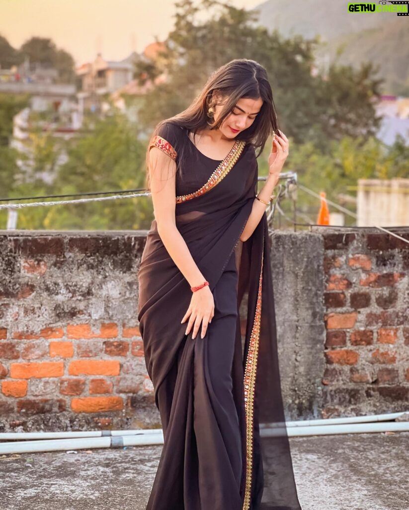 Kajal Sharma Instagram - 🖤 . . . . . . . #photography #indianwear #saree #blacksaree #explore