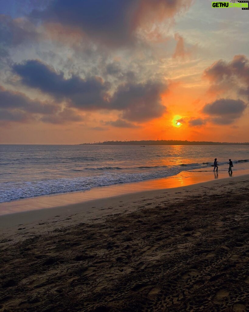 Kajal Sharma Instagram - Golden hour 🌅 . . . . #sunset #sunsetphotography #beach #photodump #explore