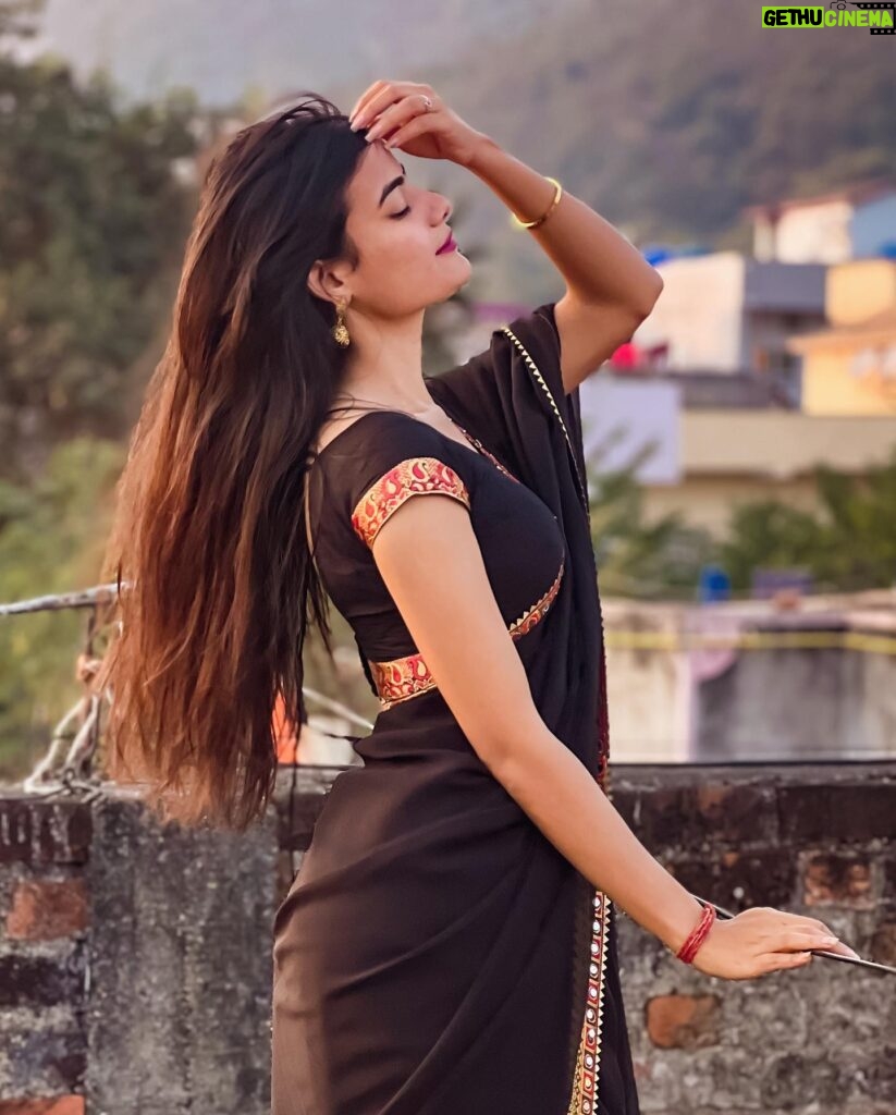 Kajal Sharma Instagram - 🖤 . . . . . . . #photography #indianwear #saree #blacksaree #explore