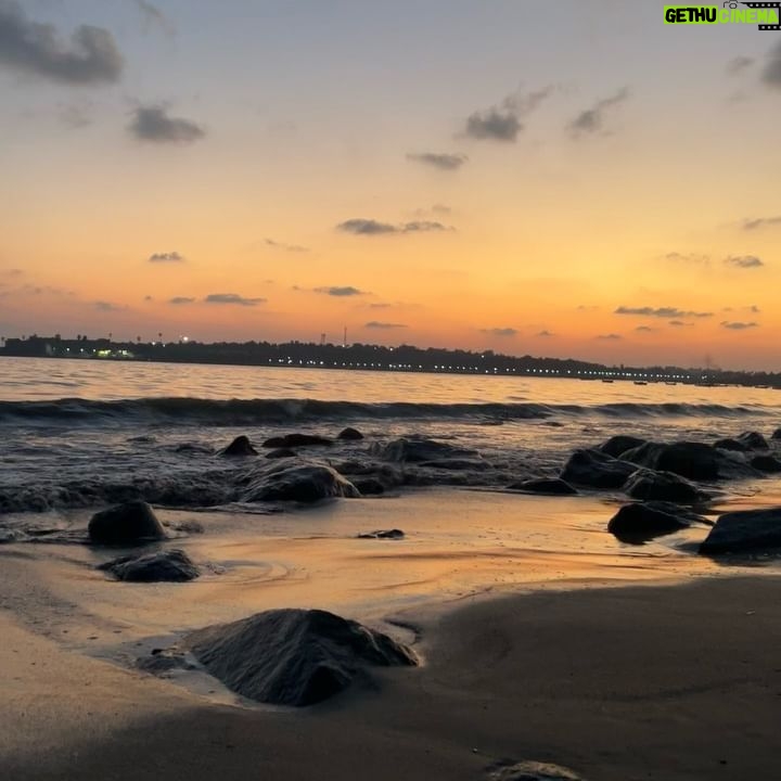 Kajal Sharma Instagram - Golden hour 🌅 . . . . #sunset #sunsetphotography #beach #photodump #explore